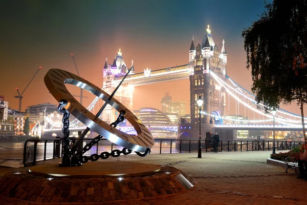 Zonnewijzer en tower bridge — Stockfoto