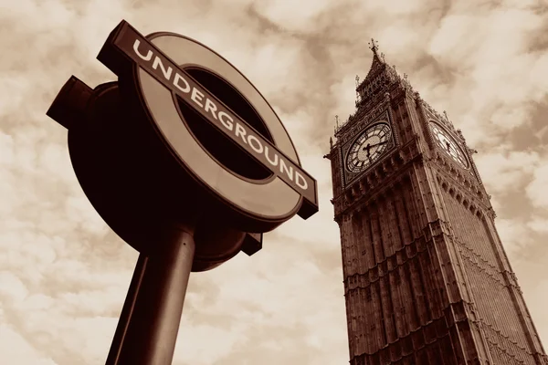 Panneau souterrain avec Big Ben à Londres . — Photo