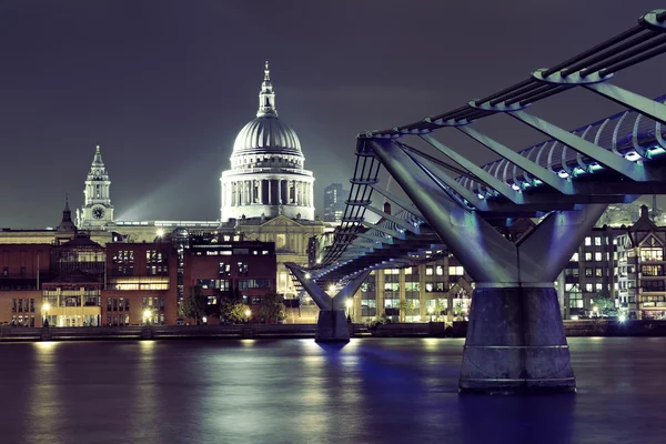 Millenniumsbrücke und St. Pauls — Stockfoto