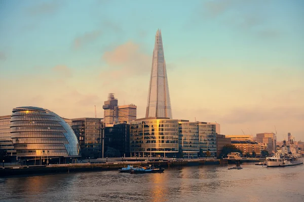 The Shard and Tower Bridge nad Tamizą w Londynie. — Zdjęcie stockowe