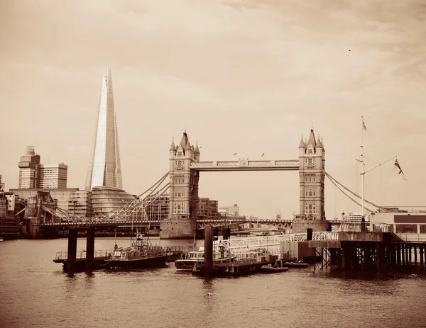London cityscape viewed from Katharine Pier — Stock Photo, Image