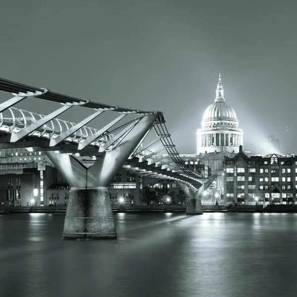Millennium Bridge and St Pauls — Stockfoto