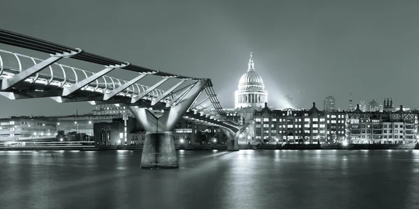 Millennium Bridge and St Pauls — Stok fotoğraf