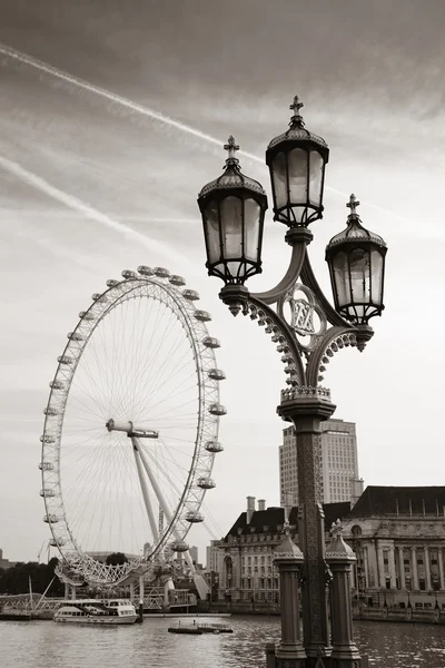 Vintage lantaarnpaal op westminster bridge in Londen. — Stockfoto