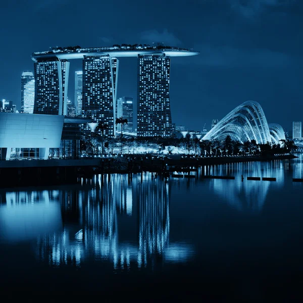 Сінгапурський скайлайн вночі з міськими будинками. — стокове фото