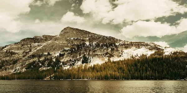 Sněhové horské jezero — Stock fotografie