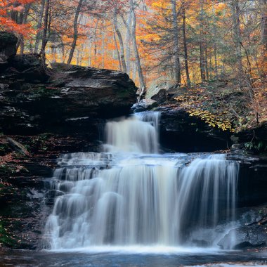 Sonbahar şelaleler görünümü