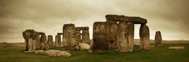 Stonehenge panorama bulutlar ile