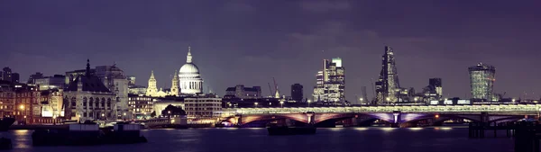 Лондонський горизонт вночі — стокове фото