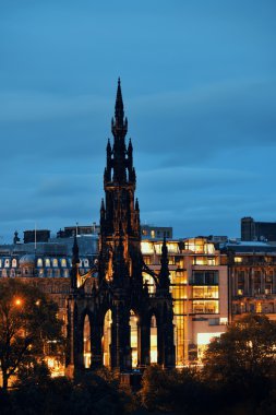 Scott anıt ve Edinburgh şehir