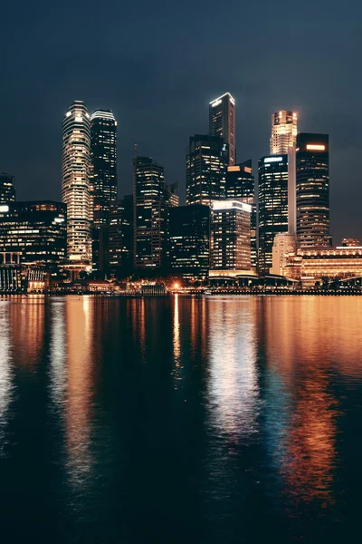 Singapore skyline à noite — Fotografia de Stock