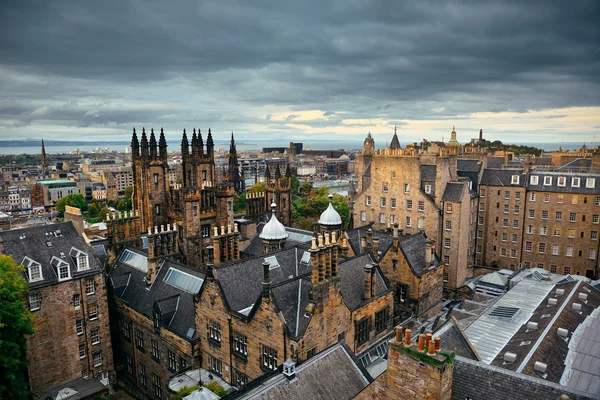 Utsikt över Edinburgh staden hustaken — Stockfoto