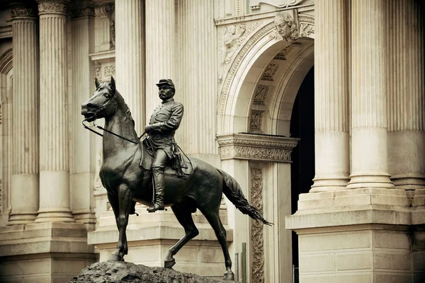 Estatua frente al Ayuntamiento de Filadelfia — Foto de Stock