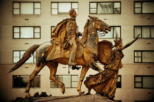 Vue sur la rue avec statue — Photo