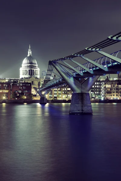 Millennium bridge och st pauls — Stockfoto