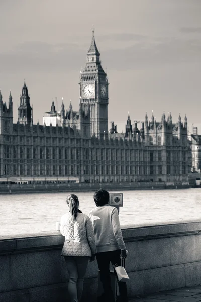 Young couple watching Big Ben — Stock Photo, Image