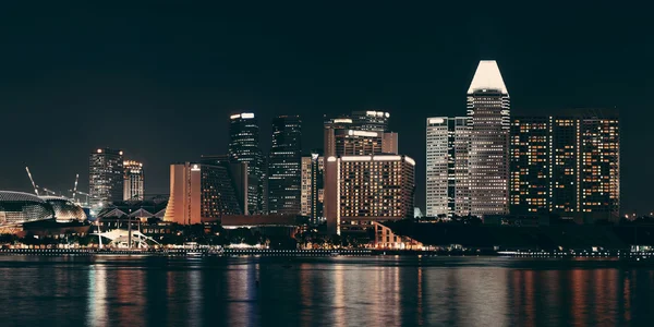 Singapore Skyline bei Nacht — Stockfoto