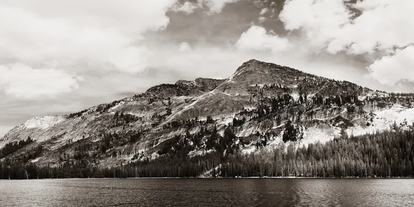 Sneeuw bergmeer — Stockfoto