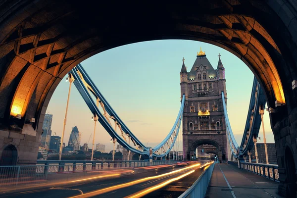 Tower Bridge morgonen trafik — Stockfoto