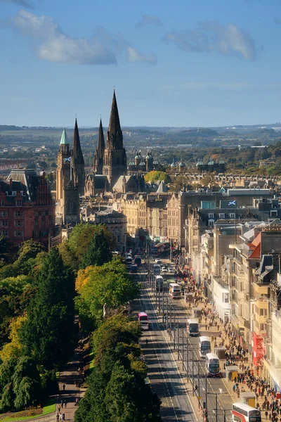 На даху із видом на Единбурзький місто — стокове фото