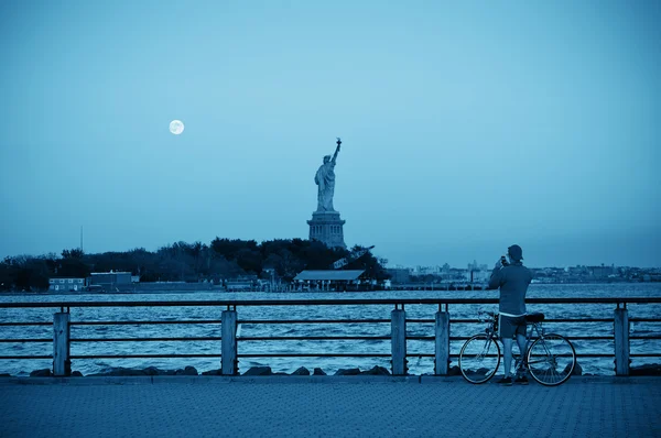 Staty av liberty och månen — Stockfoto