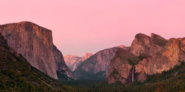 Yosemite Valley at sunset — Stock Photo, Image