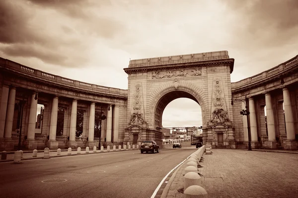 Arch sisäänkäynti Manhattan Bridge — kuvapankkivalokuva