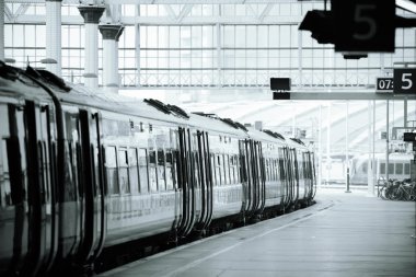 Tren istasyonu platformu