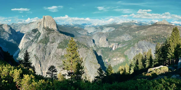 Vista sulle montagne con lago — Foto Stock