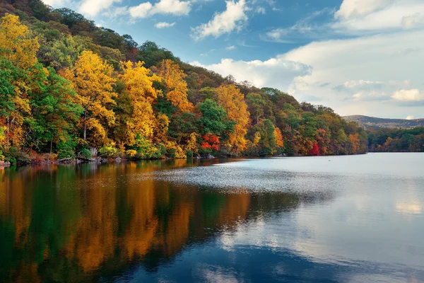 Montaña con vista al lago — Foto de Stock