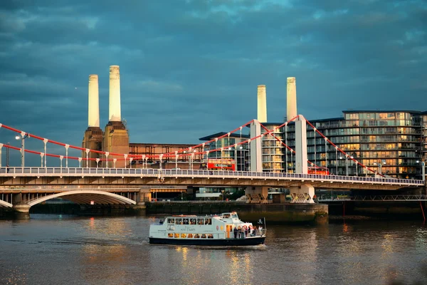 City bridge med får — Stockfoto