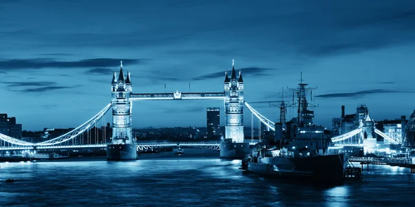 Brücke und Blick auf Schafe — Stockfoto