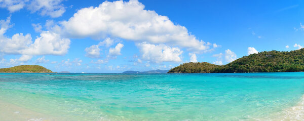 Солнечный берег с океаном
