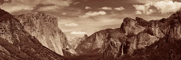 Rocce e vista foresta — Foto Stock