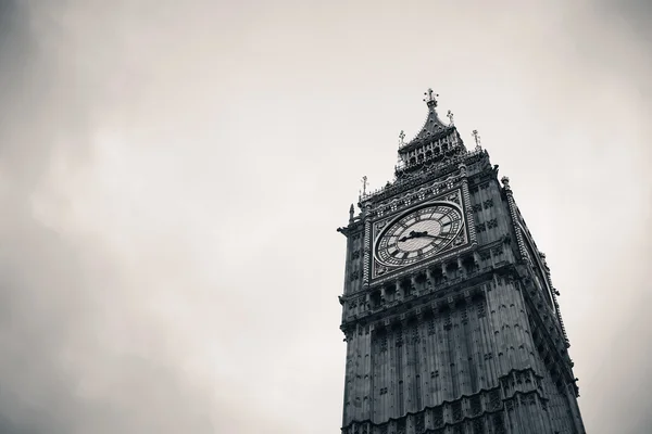 Gri gökyüzü ile Big Ben — Stok fotoğraf
