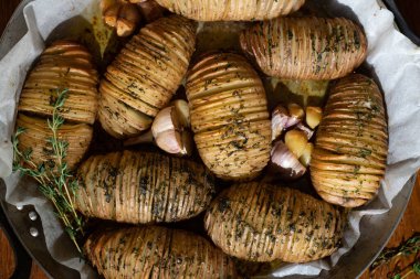 yağlı sarımsaklı fırında patates