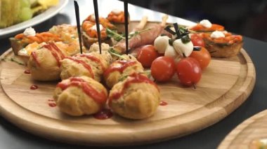 Çeşitli kanepe tepsileri: geleneksel atıştırmalıklar veya partiler, etkinlikler ve kokteyller için aperatifler, resmi resepsiyonlarda ana yemekten önce servis edilir..