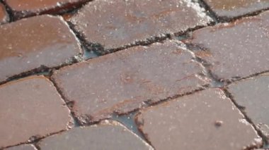 Sokaklara yağmur damlaları yağıyor.