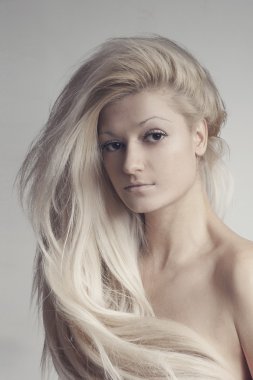 Uzun sarı saçlı güzel model portresi yakın çekim