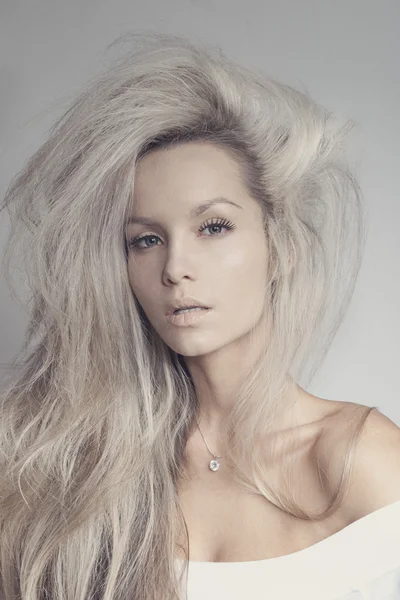 Retrato de cerca de hermosa modelo con el pelo largo y rubio Fotos De Stock Sin Royalties Gratis
