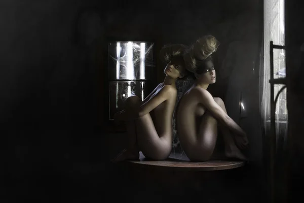 Zwei Mädchen Netz Sitzen Einem Schreibtisch Den Prislanivshis Rücken Zueinander — Stockfoto