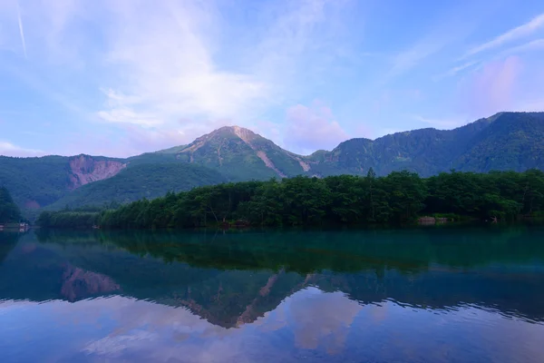 Lake Taisho and Mount Yake in Kamikochi, Nagano, Japan — Stock Photo, Image