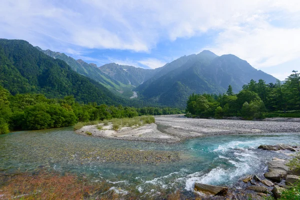 Azusa řeky a hotaka hory v blízkosti kamikochi, nagano, Japonsko — Stock fotografie