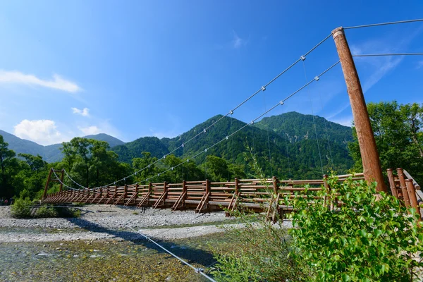 Puente de Myojin y río Azusa en Kamikochi, Nagano, Japón — Foto de Stock