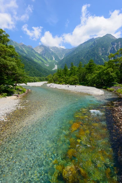 Azusa řeky a hotaka hory v blízkosti kamikochi, nagano, Japonsko — Stock fotografie