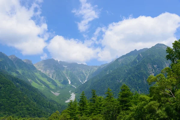 Rivière Azusa et montagnes Hotaka à Kamikochi, Nagano, Japon — Photo