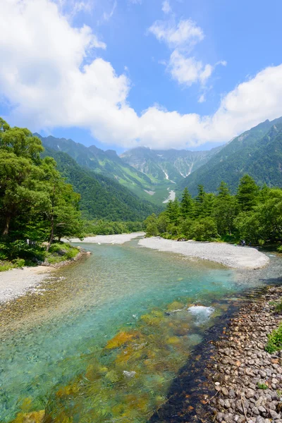 Rivière Azusa et montagnes Hotaka à Kamikochi, Nagano, Japon — Photo