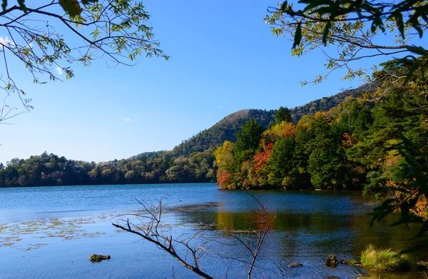 Lake Yunoko in het najaar, in Nikko, Japan — Stockfoto