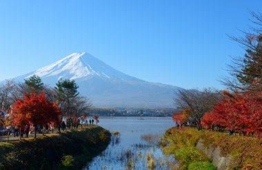 Mt.Fuji ve göl Kawaguchi Güz
