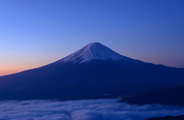 Seeufer von kawaguchi und mt.fuji im Morgengrauen — Stockfoto